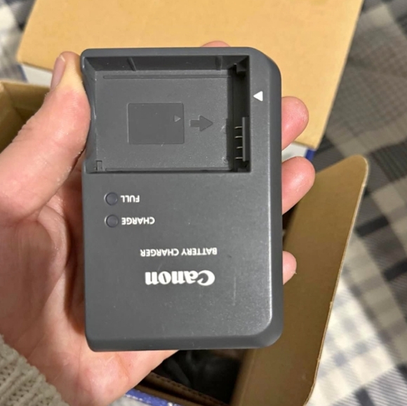 Canon camera XS30 - Picture 3 of 4